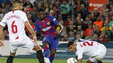 Ousmane Dembele z Barcelony stílí gól v utkání proti Seville.