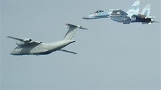 Ruský transportní letoun An-72 a stíhací stroj Su-35S identifikovaný v záí...