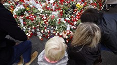 K pražské vile Karla Gotta lidé stále nosí květiny a zapalují svíčky. (3. října...