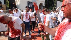 V�t�ina mu�� si na za�átek rituálu nechává k��i na�ezat vydezinfikovaným...