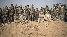 Velení kurdských jednotek bhem bitvy proti bojovníkm Islámského státu u...
