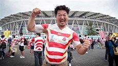 Fanou�ek japonských ragbist� pózuje u stadionu v �izuoce p�ed zápasem proti...