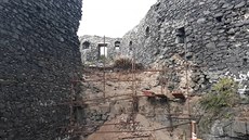Na zícenin hradu umburk pokrauje oprava torz zdiva