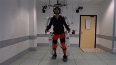 Paralyzovaný muž chodí za pomoci exoskeletonu ve Francii. (4. říjen 2019)