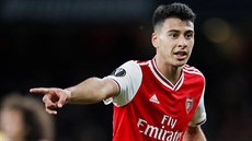 Osmnáctiletý brazilský útoník Gabriel Martinelli z Arsenalu bhem utkání...