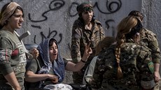 Kurdské bojovnice zranné v bojích proti Islámskému státu protestují proti...
