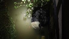 Hledaný mladík se v Brn� marn� pokusil ukrýt p�ed policejní hlídkou pod...