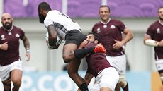 Semi Radradra z Fid�i se probíjí b�hem utkání na mistrovství sv�ta gruzínskou...