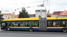 T�ínápravový dvou�lánkový trolejbus �koda 33 Tr je dlouhý délky 18,75 metru.