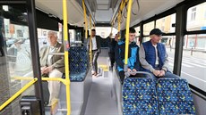 Trolejbus �koda 33 Tr pojme a� 120 cestujících.