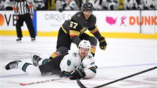 I vlee se snaí Tomá Hertl posunout puk, hledí si ho Max Pacioretty z Vegas.