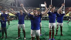Francouztí ragbisté slaví na mistrovství svta vítzství nad Tongou.