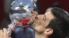 Novak Djokovi s trofejí pro vítze turnaje v Tokiu