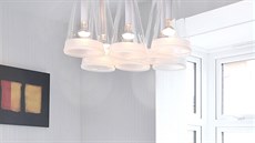 Nad jídelní stl designéi instalovali sklenná svítidla Fucsia (Flos) od...