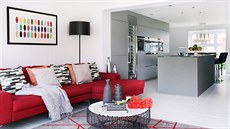 Spole�enskou �ást o�ivuje retro sofa v �ervené barv�, koberec s geometrickými...