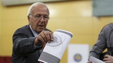 Volební místnost v Kosovu. Pedasné volby vypsal prezident Hashim Thaçi poté,...