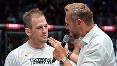 Český MMA zápasník Viktor Pešta (vlevo) sleduje Ondřeje Novotného, šéfa...