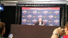 Zástupce komisae NHL Bill Daly na tiskové konferenci v Praze.