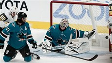 Tomá� Nosek z Vegas sleduje, jak jeho tým p�ekonává branká�e San Jose.