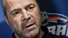 Trenér hokejist Philadelphie Flyers Alain Vigneault hovoí s novinái  v Praze...