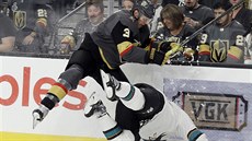 Tomá Hertl ze San Jose padá po stetu s Braydenem McNabbem z Vegas.