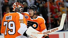 Travis Konecny se raduje z vítzství s brankáem Carterem Hartem.