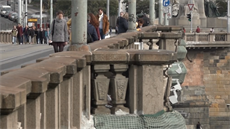 Odpadky zaplavily Palackého most v Praze