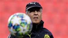Lucien Favre, trenér Dortmundu, na pedzápasovém tréninku v praském Edenu