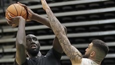 Tacko Fall (vlevo) a Vincent Poirier na tréninku Boston Celtics