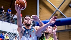 Richard Körner (vlevo) z Brna se cpe kolem Pavla Hou�ky z Ústí.
