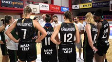 Basketbalistky Žabin naslouchají svému trenérovi Viktorovi Prušovi.