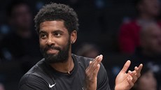 Kyrie Irving tleská spoluhrám z Brooklyn Nets.