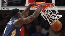 Zion Williamson z New Orleans smeuje do koe Atlanty.