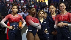 Americké gymnastky v ele se Simone Bilesovou (druhá zleva) ekají na výsledky...