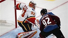 Gabriel Landeskog z Colorada zkouí pekonat Davida Ritticha v brance Calgary.