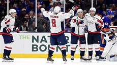 Radost hokejist Washingtonu v duelu s NY Islanders, zcela vlevo je eský...