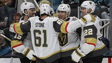 Radost hokejist� Vegas v duelu se San Jose, druhý zprava je Tomá� Nosek.
