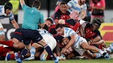 Momentka z ragbyového duelu Anglie (�ervená) - Argentina.