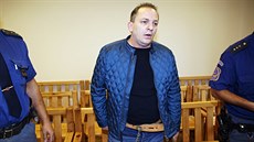 Obžalovaný Albert Aliu u Krajského soudu v Plzni  (3. 10. 2019)