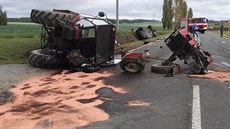 Při srážce policejního auta s traktorem se zranili oba policisté i traktorista. Ten byl nyní obviněn z těžkého ublížení na zdraví z nedbalosti. 