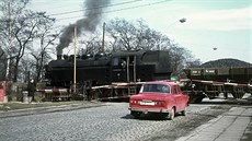 Lokomotiva SONP číslo 32 kříží dnešní ulici Milady Horákové v Kladně. Foto:...