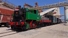 Lokomotiva 213.902 v čele vlaku mezi Hořelicemi a Mořinou