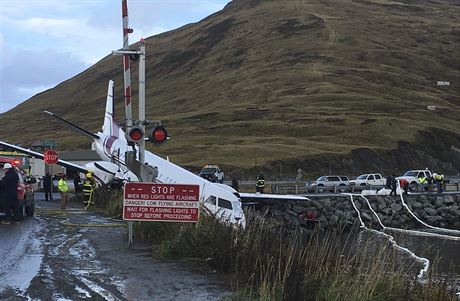 Havarované letadlo skonilo mimo runway na letiti Unalaska. (18. íjna 2019)