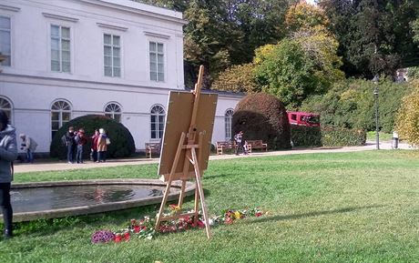 Pietn msto k uctn pamtky Karla Gotta v Kinskho zahrad v Praze na...