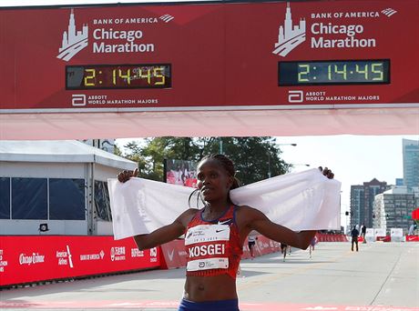 Keanka Brigid Kosgeiová slaví vítzství na maratonu v Chicagu a pekonání...