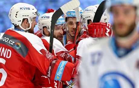 Pardubití hokejisté se radují z gólu v utkání s Plzní.