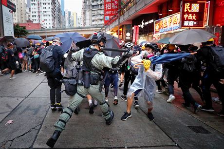 Policista zasahuje na protivládním shromádní v centru Hongkongu. (6. íjna...
