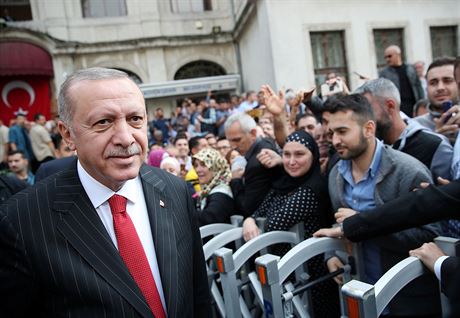 Turecký prezident Recep Tayyip Erdogan po páteních modlitbách v jedné z...