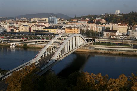 Pohled na Benev most v Ústí nad Labem ze stechy ústeckého krajského soudu....