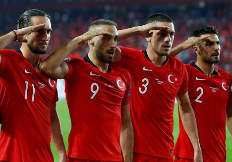 Turetí fotbalisté oslavují gól proti Albánii. Salutují armád, která vstoupila...